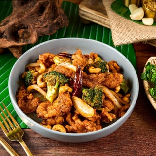 Crispy Chicken With Cashew Nuts (N) M 10 Serving